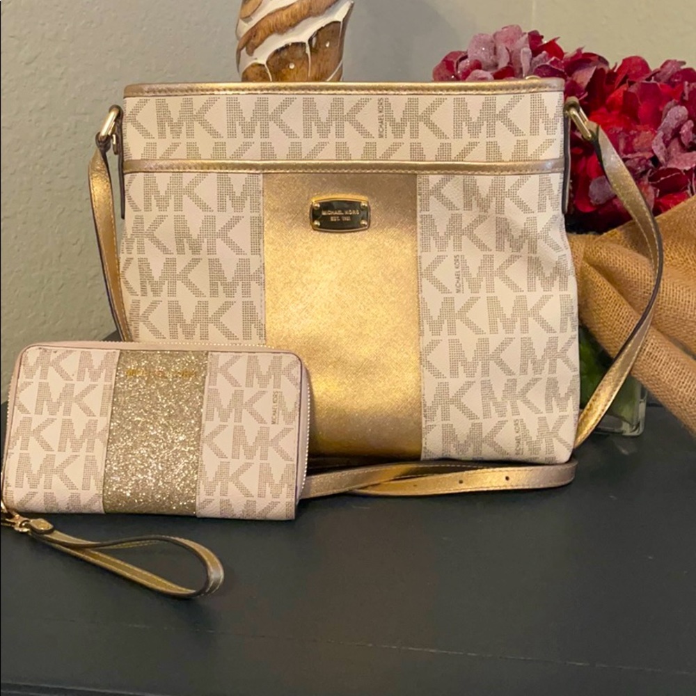 Michael Kors Crossbody w/ matching Wallet